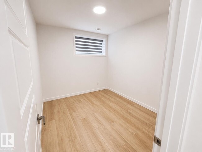Building Photo - #BASEMENT 1913 209A ST NW