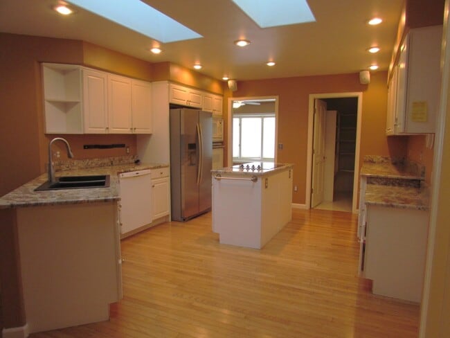 Building Photo - 2677 Cambridge Dr