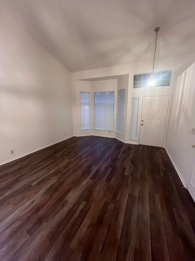 Foto del edificio - NICE UPDATED HOME IN ANTELOPE!!
