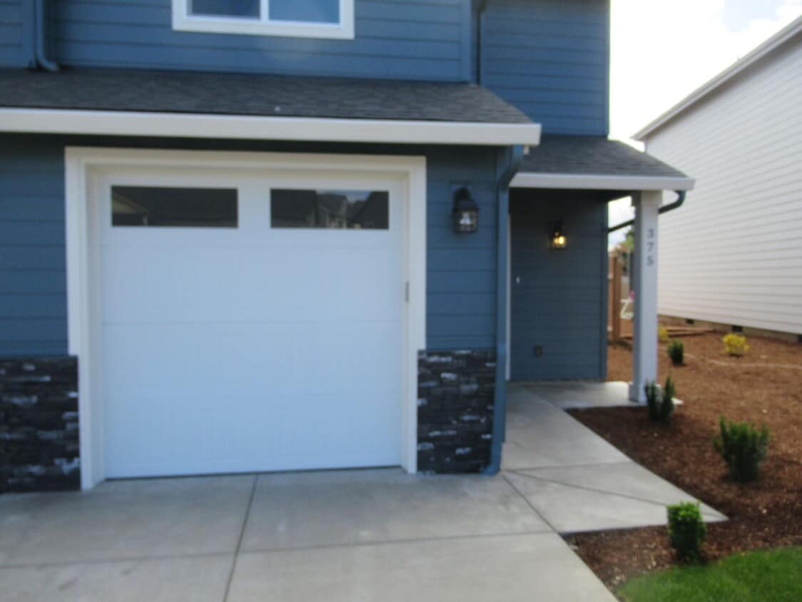 Primary Photo - Newer 3 bedroom Duplex
