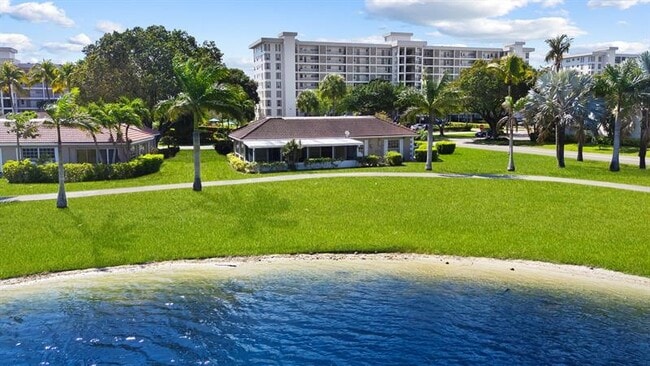 Building Photo - 3015 N Palm Aire Dr