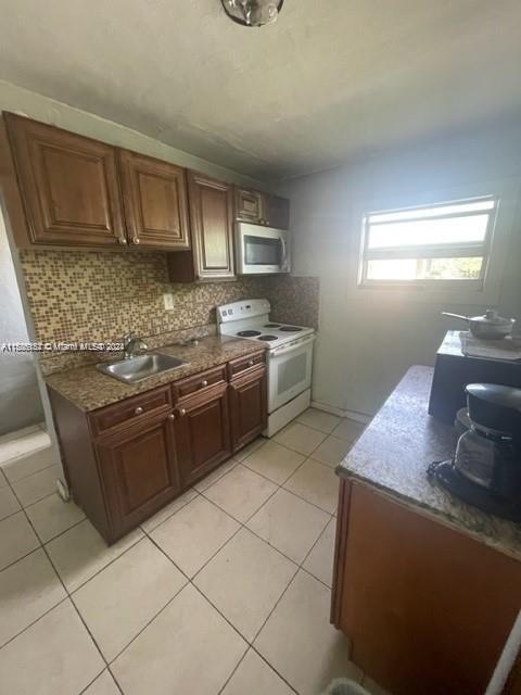 Foto del edificio - 400 NW 7th Ct