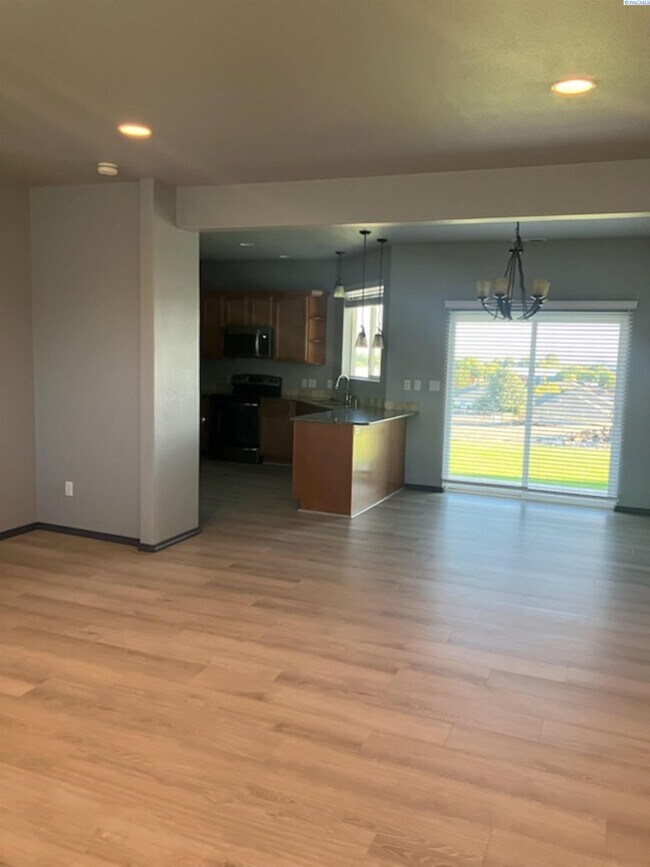 Foto del edificio - NEW RENTAL AVAILABLE