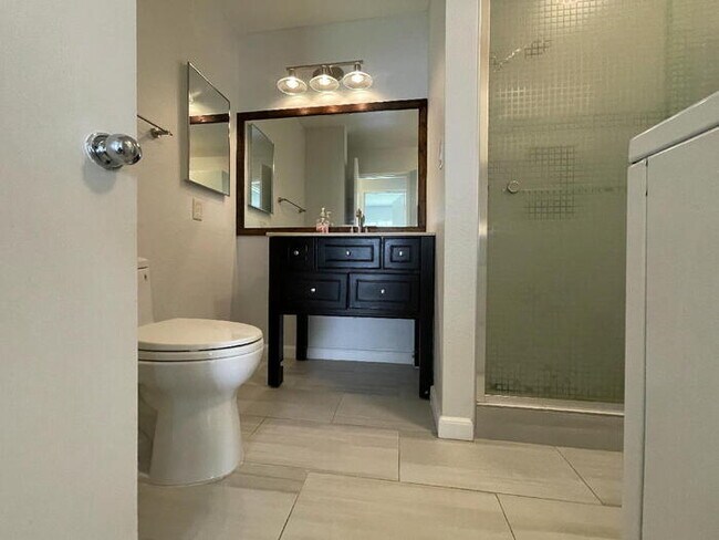 Building Photo - ROYAL PALM 2/1/2, A/C, cfans, W/D, patio, ...