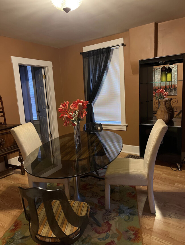 Beautiful dining room seats 6 - 6919 Bruno Ave