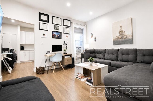 Building Photo - Renovated Spacious 2 BR in Bushwick