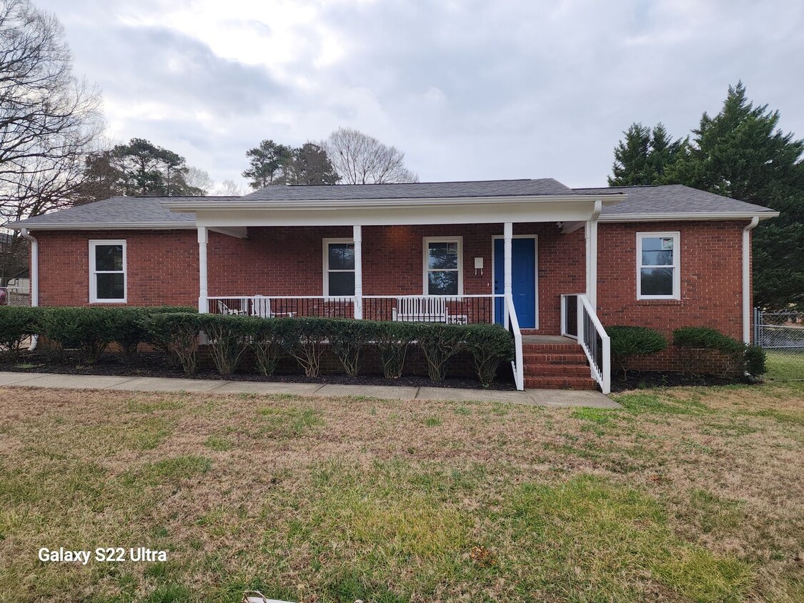 Foto principal - Charming 3BR Refurbished House in Gastonia