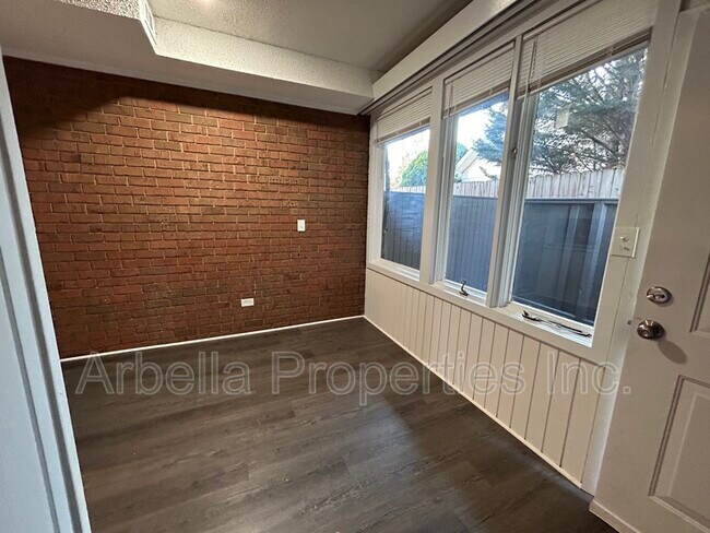 Building Photo - 604 W Pine St