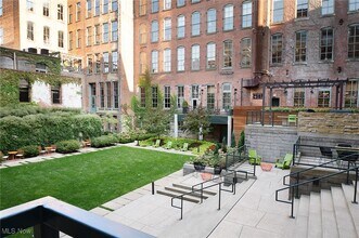 Building Photo - 725 Johnson Ct