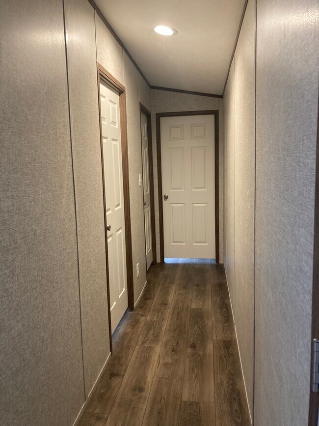 Building Photo - 3 bed 2 bath