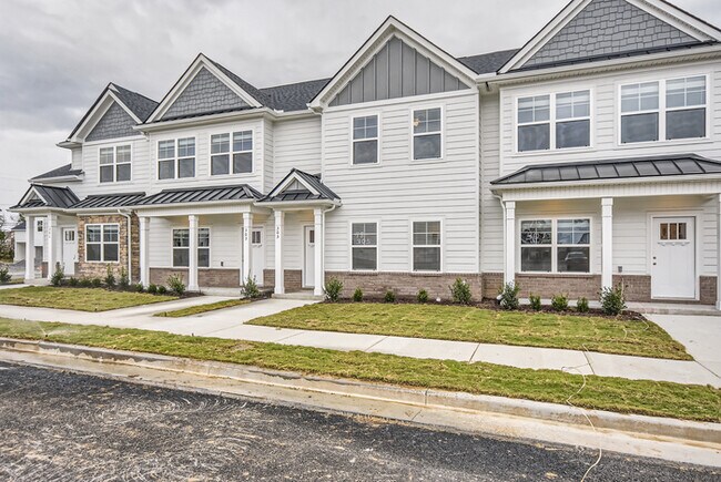 Foto del edificio - Move-In Special! 3 Bed/3 Bath Townhome with Garage / Pet-Friendly / Available Now!