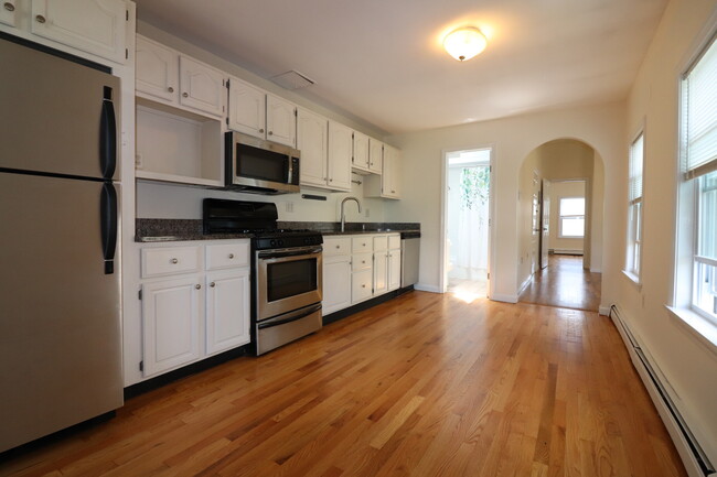 Building Photo - 13 Vinton St