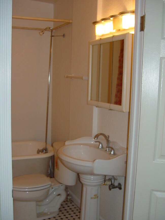 Baño - 214 19th St N