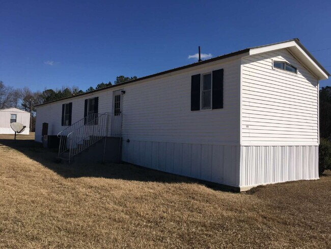 Building Photo - 2 Bedroom, 2 Bathroom Singlewide in Shady Creek Mobile Estates *LAWN CARE INCLUDED* Pikeville sch...