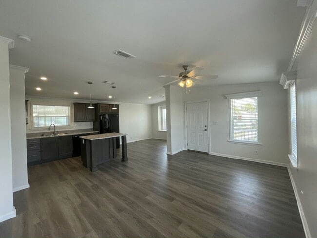 Building Photo - 912 Freeport W