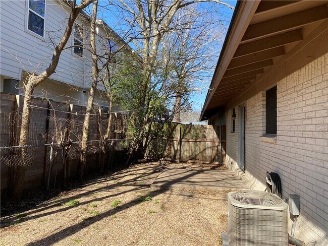 Foto del edificio - 8309 Hathaway Dr