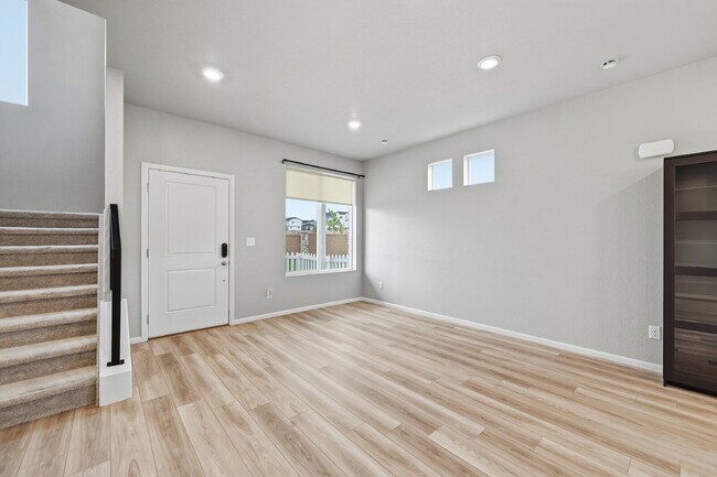 Foto del edificio - $2,295.95 4 bed, 2.5 bath located in Colorado Springs with a washer and dryer.
