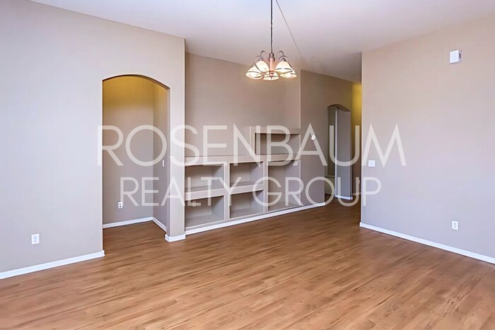 Foto principal - Beautiful 3-bedrooms, 2-baths home tucked ...