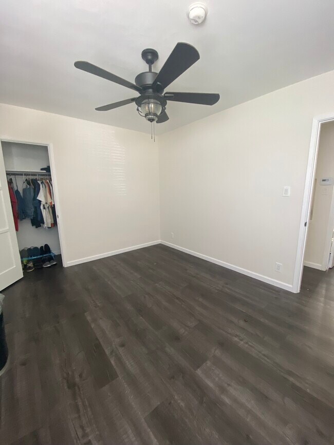 Dormitorio n.º 1 - 1763 N Alexandria Ave