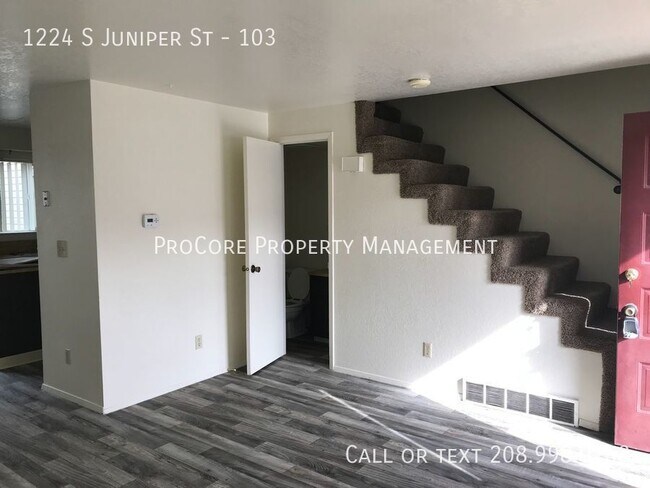Building Photo - 2 Bed/1.5 Bath...Big Windows...Semi Privat...