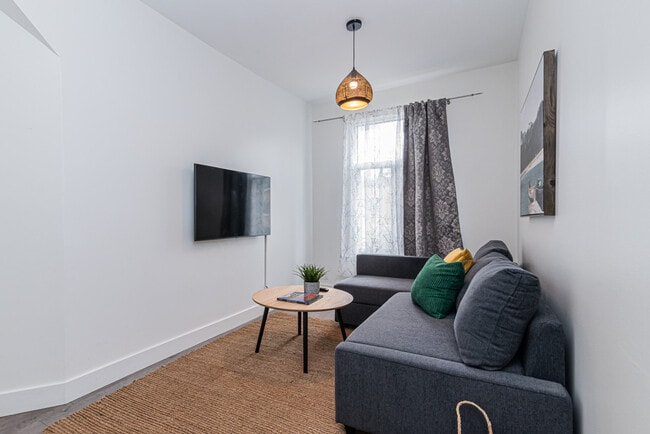Building Photo - 4008 Rue Hochelaga