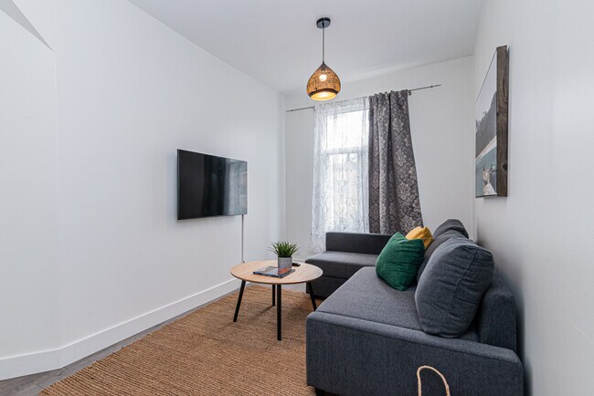 Building Photo - 4010 Rue Hochelaga