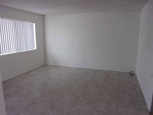 Building Photo - 2 Bedroom 1 Bath Home