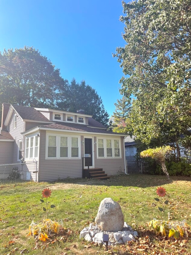 Primary Photo - 557 Brunswick St
