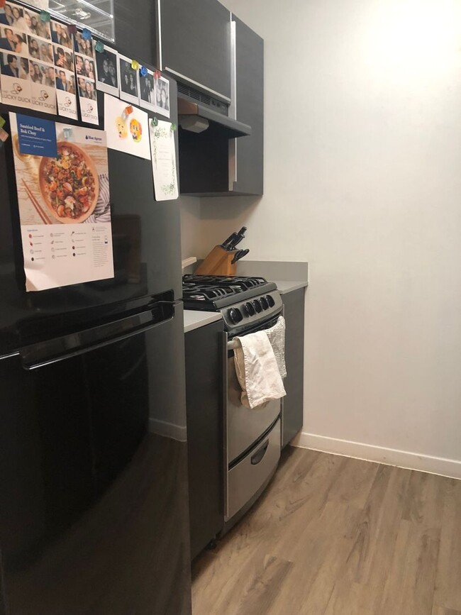 Foto del edificio - Amazing 1 bed 1 bath with off street parking.