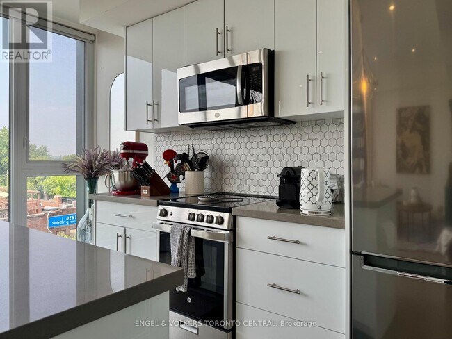 Photo du bâtiment - 1555 Bloor St W