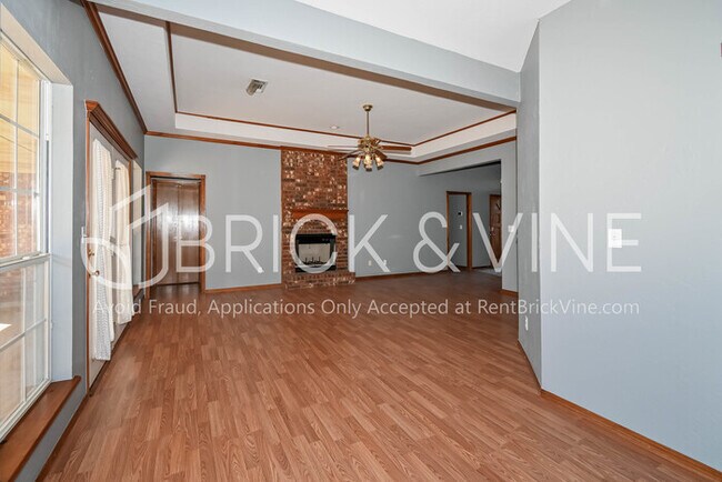Foto del edificio - 11634 Elmhurst Dr