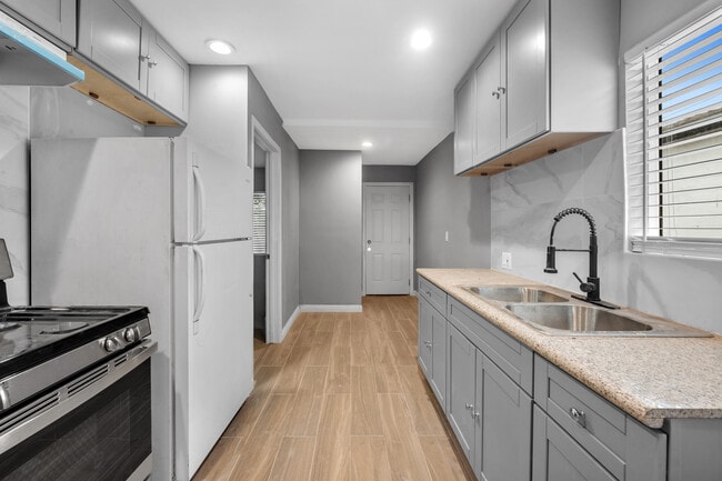 Building Photo - 1633 W 37th St