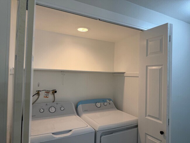 Foto del edificio - Beautifully Renovated 2 Bed/1.5 bath Condo Edmonds, WA. $2495/mo.