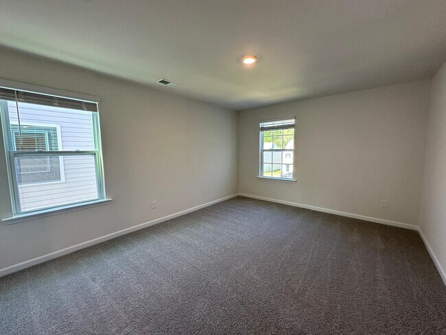 Building Photo - 2213 Lilium Dr