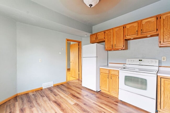 Building Photo - 114 Center St