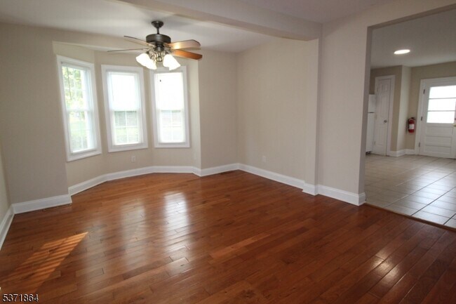 Foto del edificio - 30 White Meadow Ave