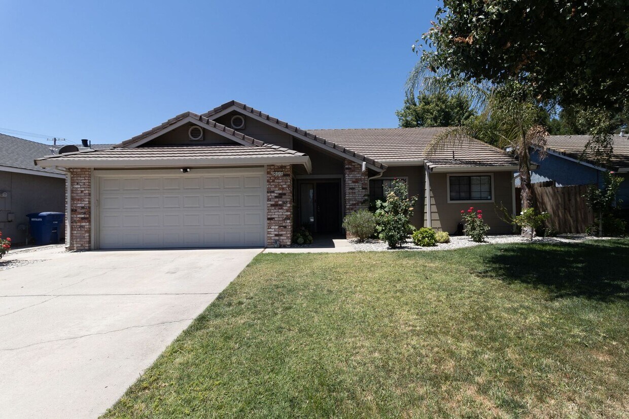 Foto principal - Stunning 3-bedroom, 2-bathroom home with a...