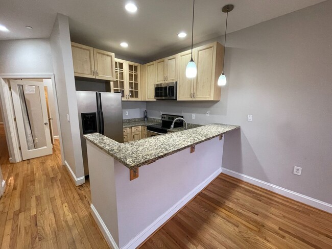 Building Photo - Columbia Heights living! 1 bedroom plus DE...