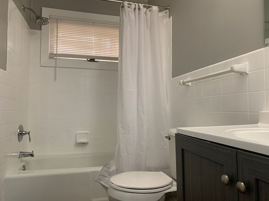 Foto del edificio - Stunning 3 Bedroom 1 Bathroom Townhome in ...