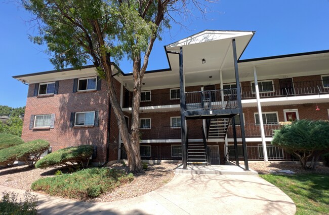 Building Photo - 3 Bedroom 2 Bathroom Condo Near Leetsdale and Monaco