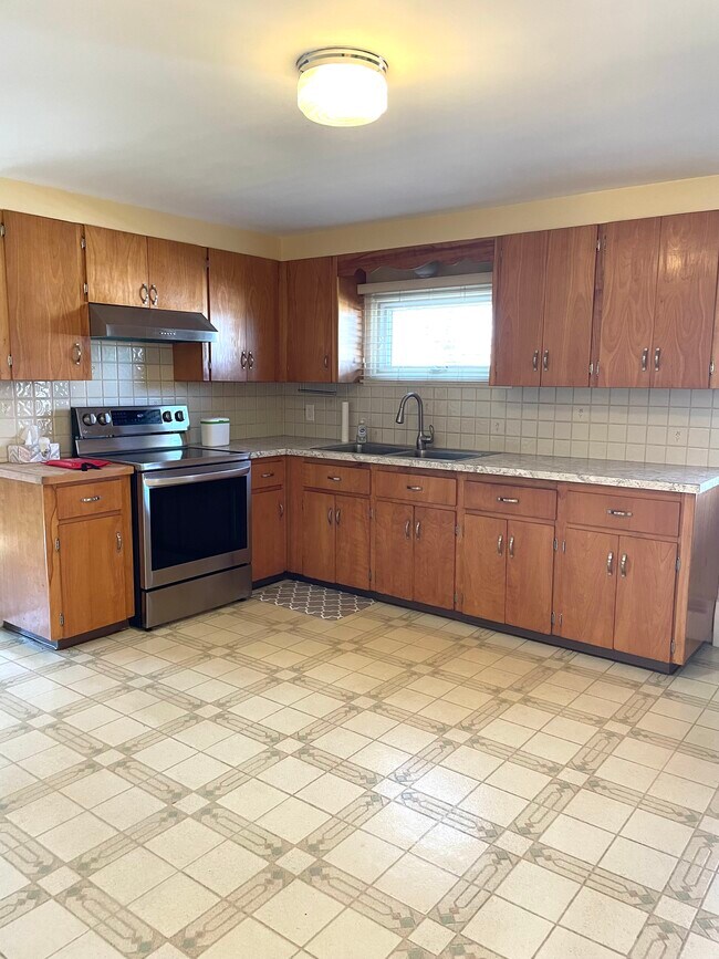 kitchen - 241 Huxley Ave