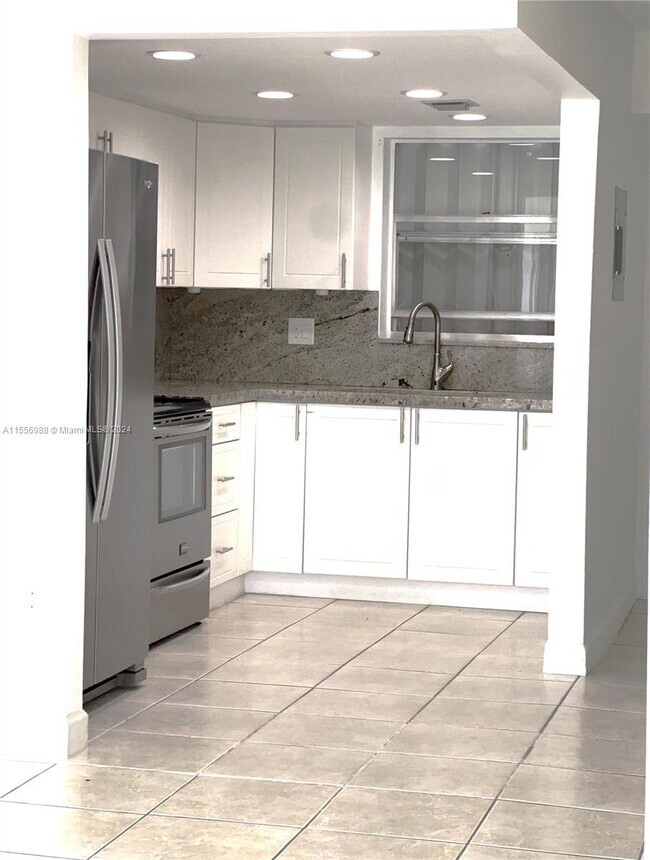Building Photo - 9365 Fontainebleau Blvd