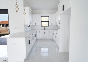 Building Photo - 987 Edgerton Ave