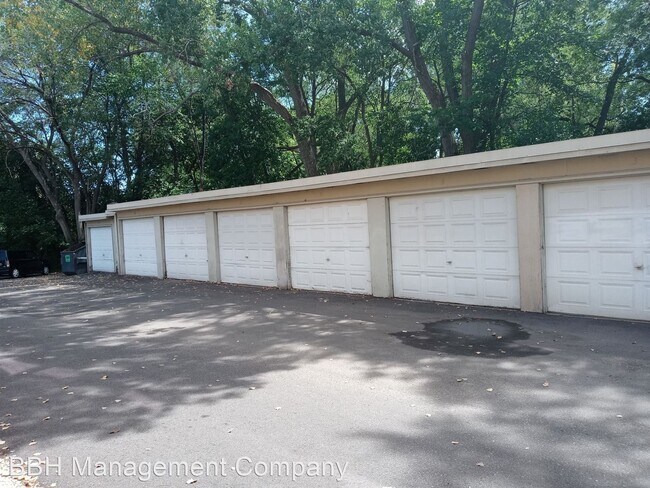 Building Photo - 1 br, 1 bath Apartment - 1 & Bedrooms Walk...