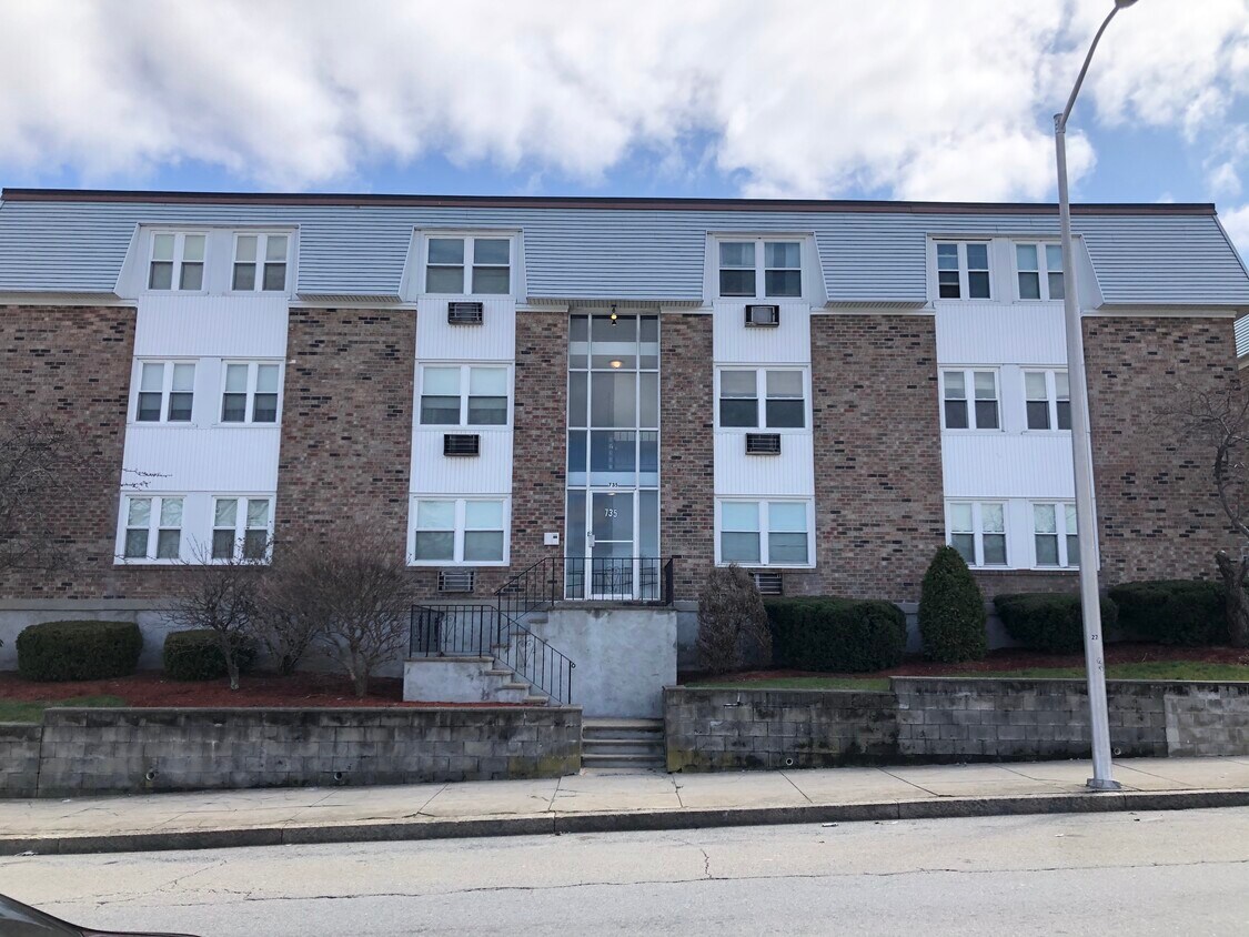 Primary Photo - 735 N Main St