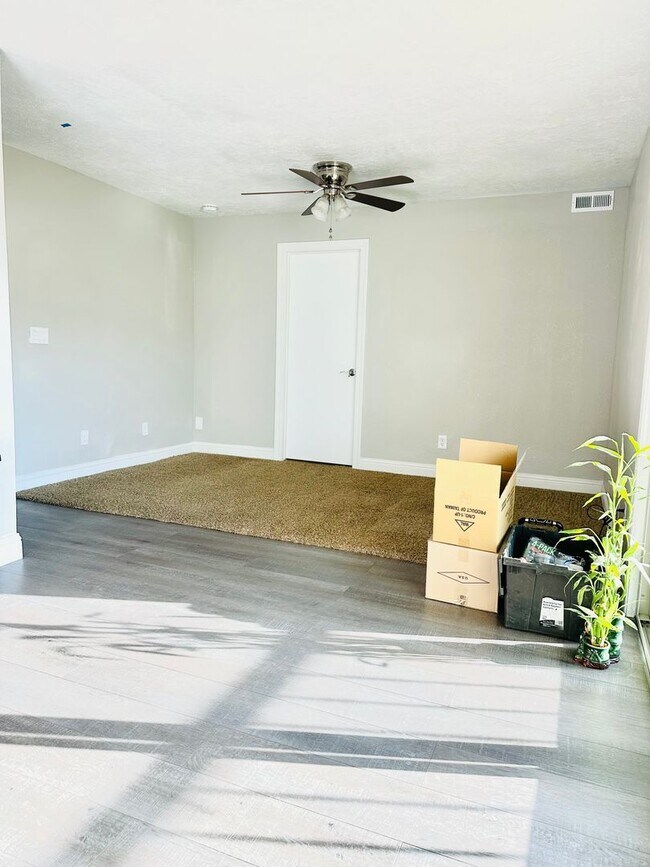 Building Photo - Beautiful Bountiful Home!