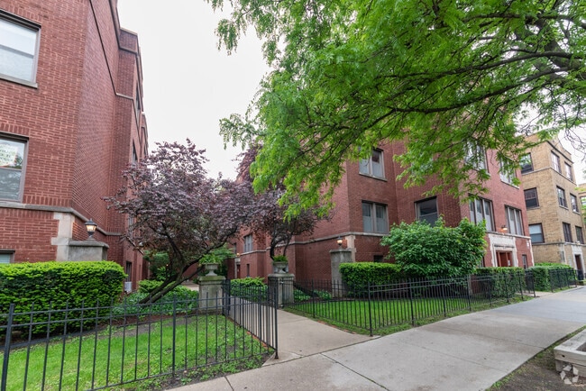 Building Photo - 1325 W Addison St