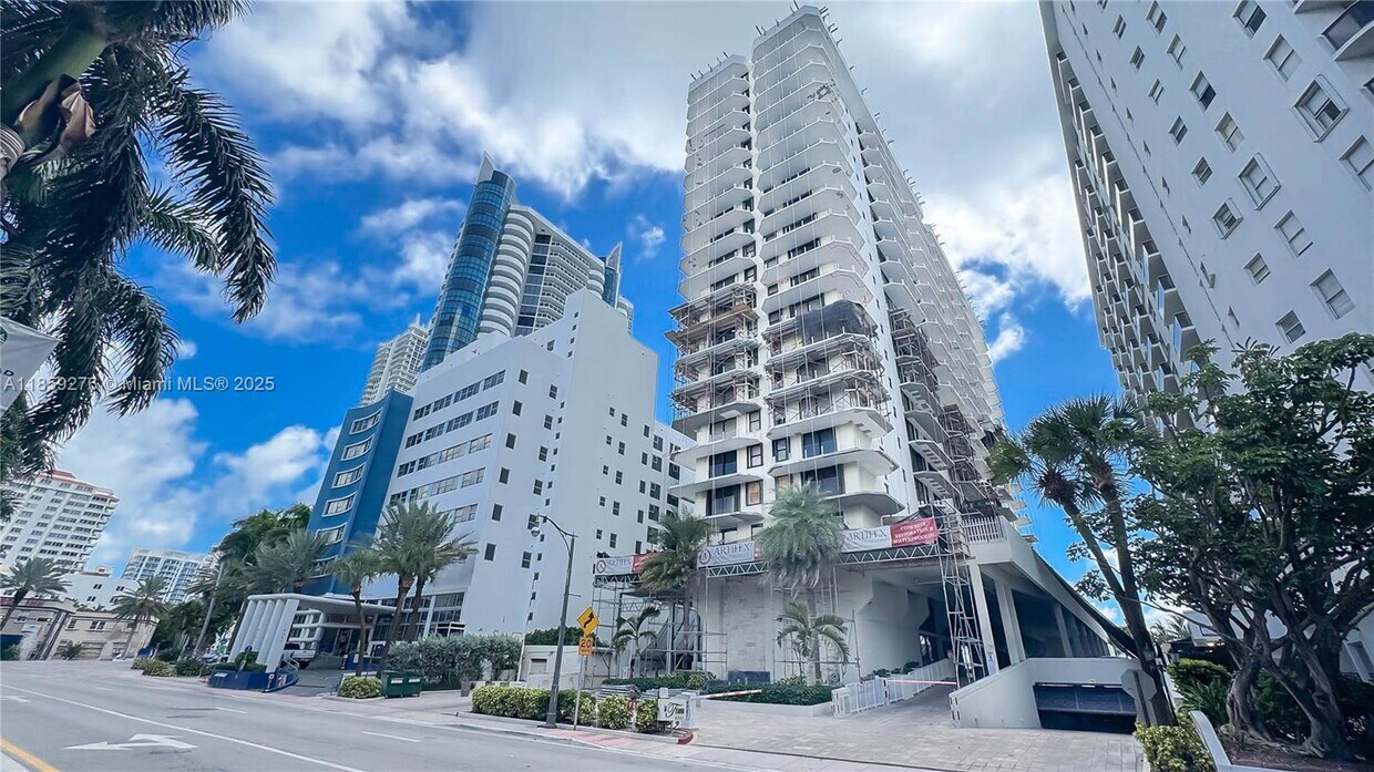 Foto principal - 6061 Collins Ave