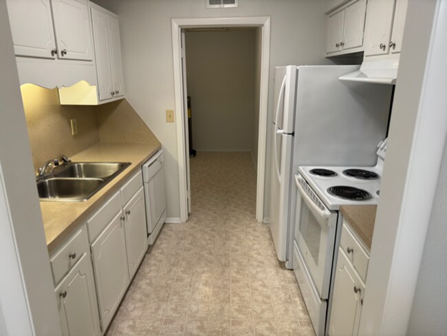 Building Photo - 2 bed/2 bath upper-level condo-Available 8...