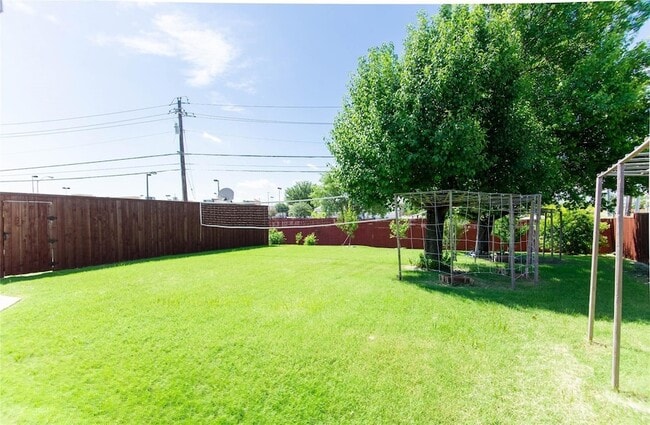 Building Photo - 4136 Los Altos Dr